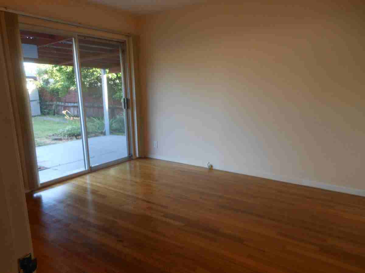 1658 Sidney Ave - Photo 3 of 10