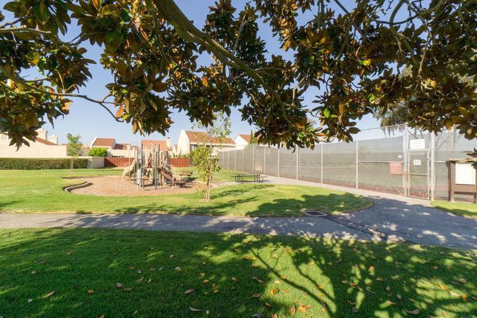 527 Martinique Dr - Photo 2 of 13