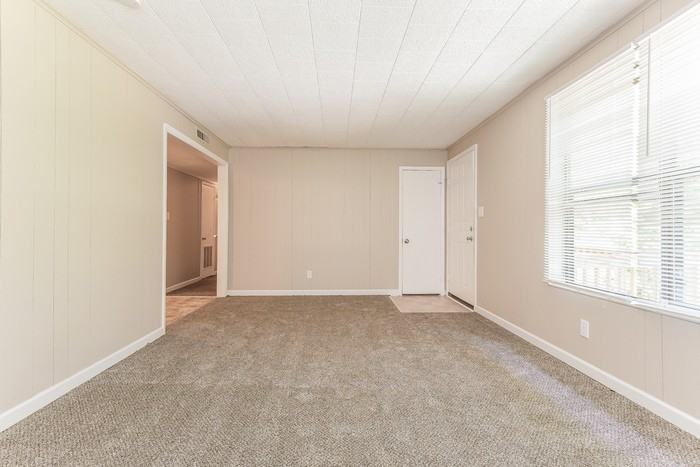 156 Cranbrook Dr - Photo 2 of 8