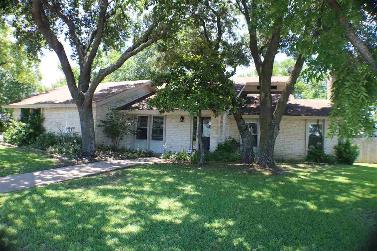 1004 Deep Wood Dr - Photo 3 of 31