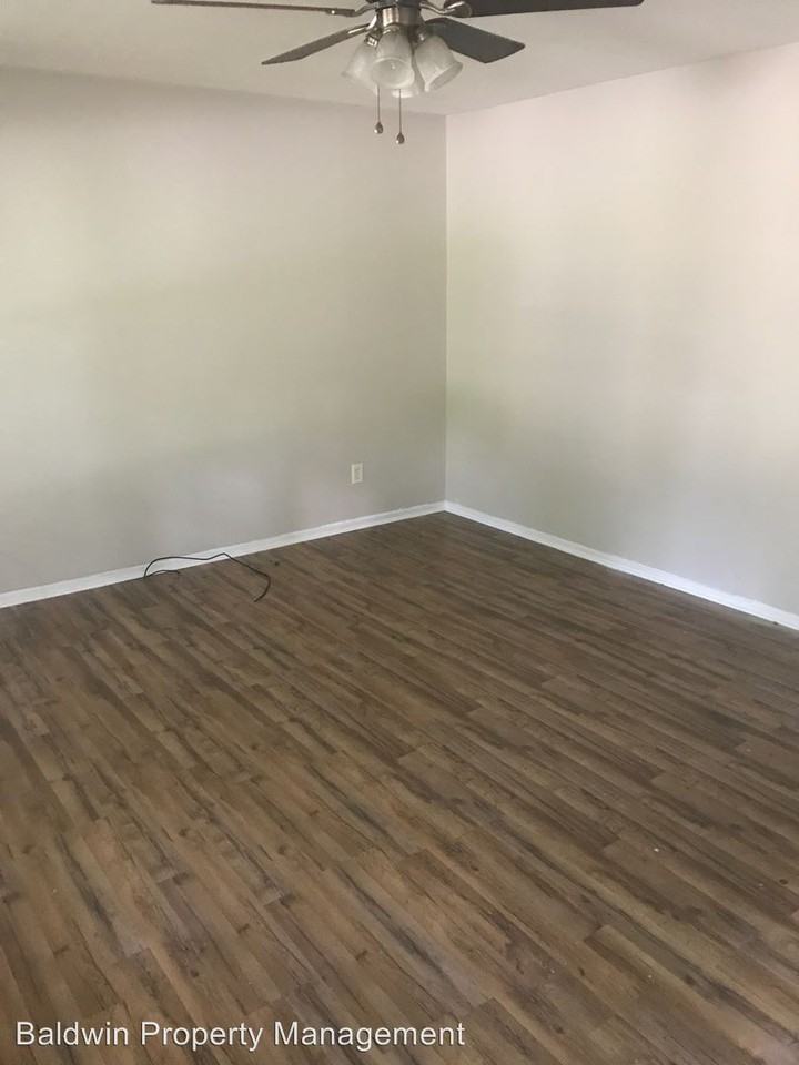 1225 NE Dublin Dr - Photo 2 of 8