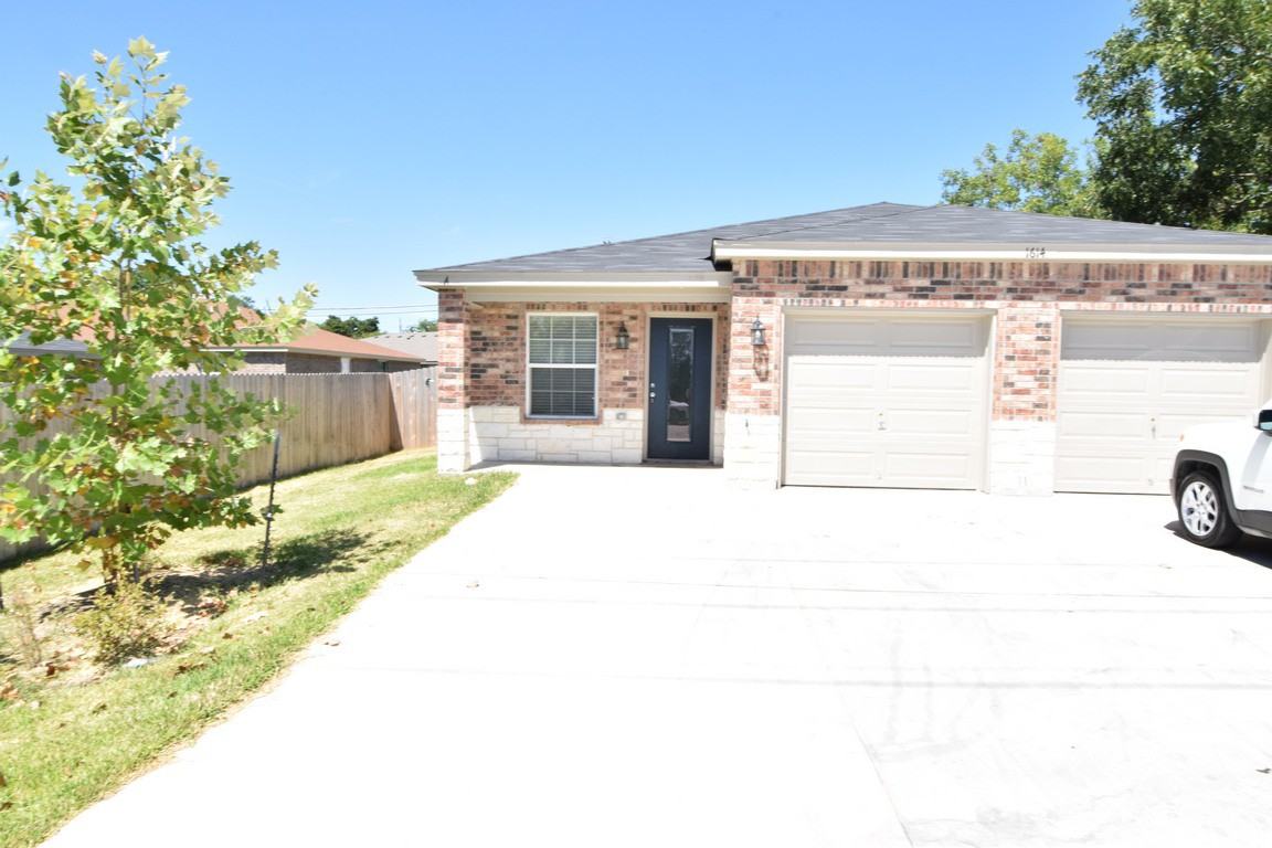 1614 Dakota Trce - Photo 2 of 32