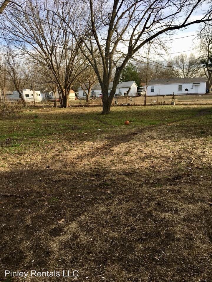 917 W 8th St - Photo 2 of 6