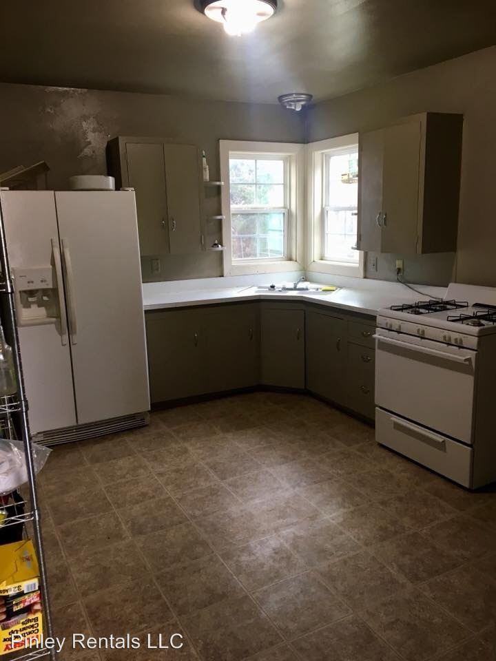 917 W 8th St - Photo 3 of 6