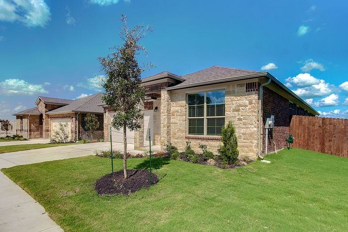 18521 Urbano Dr - Photo 3 of 27