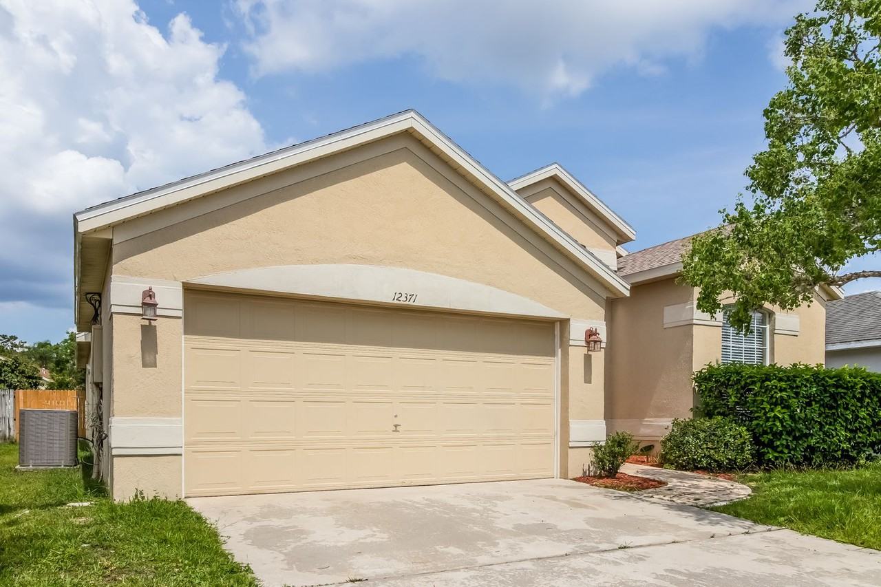 12371 Arlington Park Ln - Photo 2 of 21