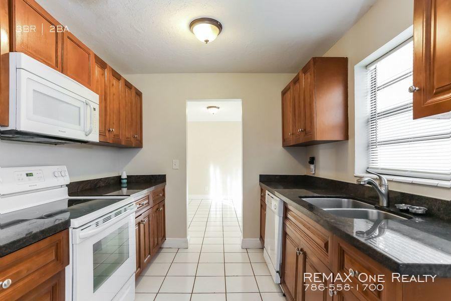 2310 SW 68th Terrace - Photo 2 of 8