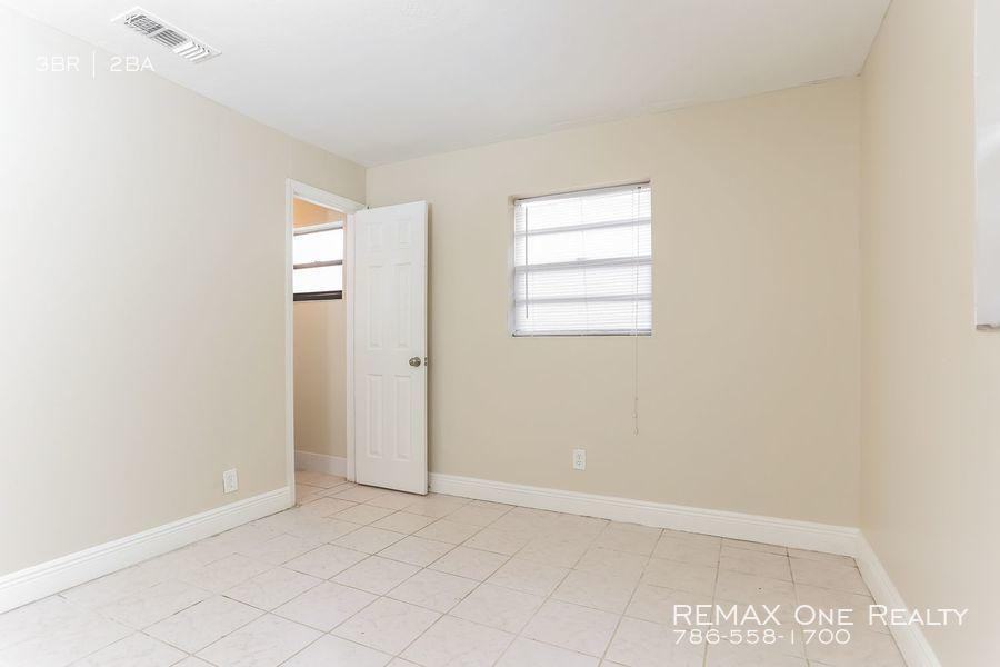 2310 SW 68th Terrace - Photo 3 of 8