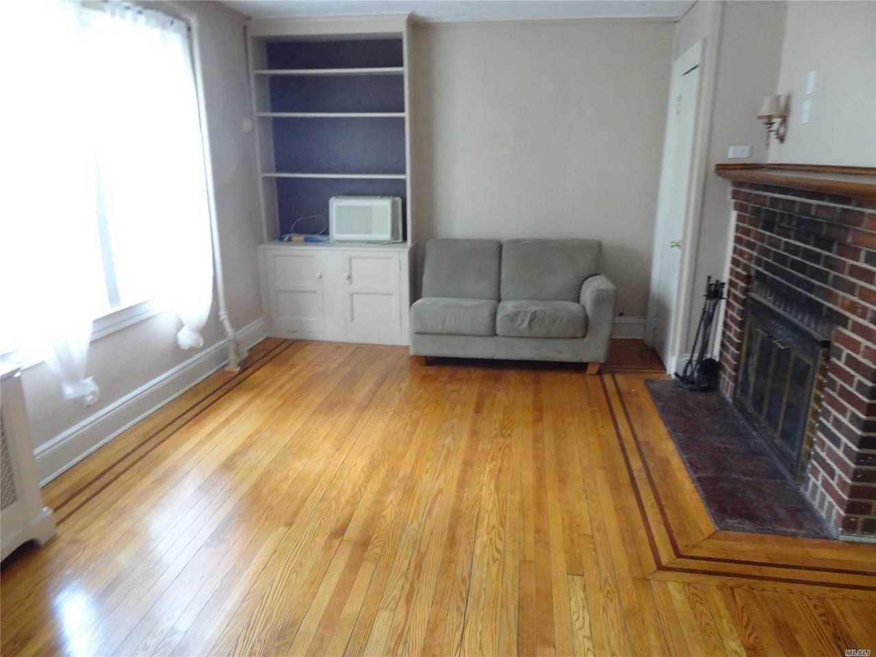 47 Pearsall St - Photo 3 of 14