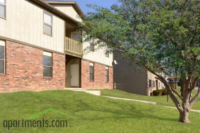 Surrey Court Apartments - Photo 2 of 5