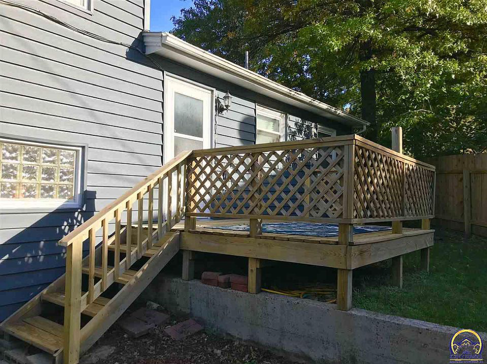 1605 Sherwood Way - Photo 3 of 18