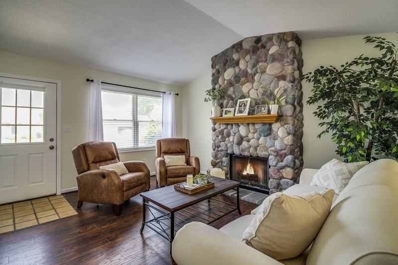 490 Stonehaven Ct - Photo 3 of 10