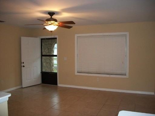 1396 Dexter Dr N - Photo 3 of 16