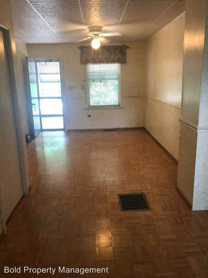 645 Clinton St - Photo 3 of 6