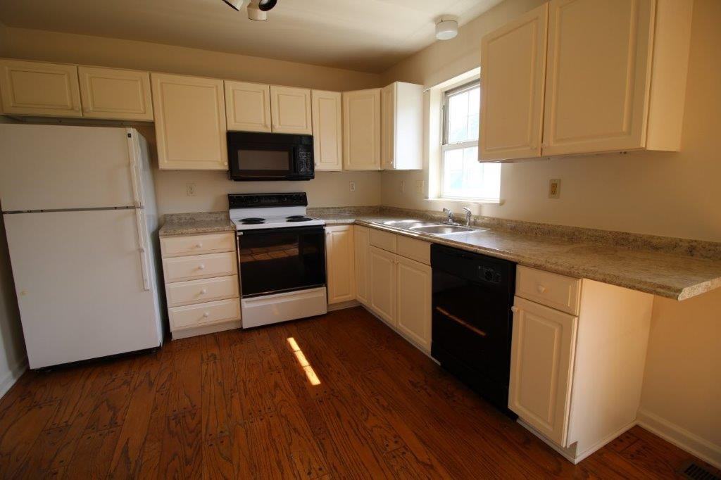 1116 Hampden Dr - Photo 3 of 10
