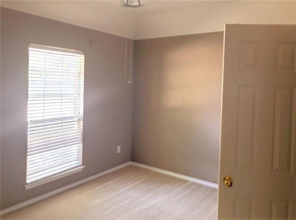 2405 N Brook Dr - Photo 2 of 6