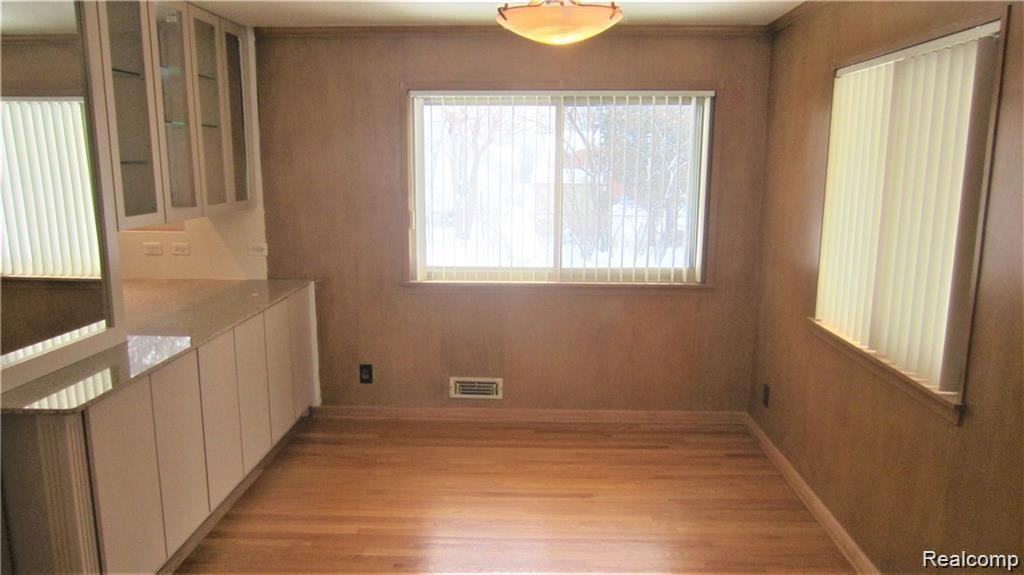 22932 Mayfield St - Photo 3 of 16