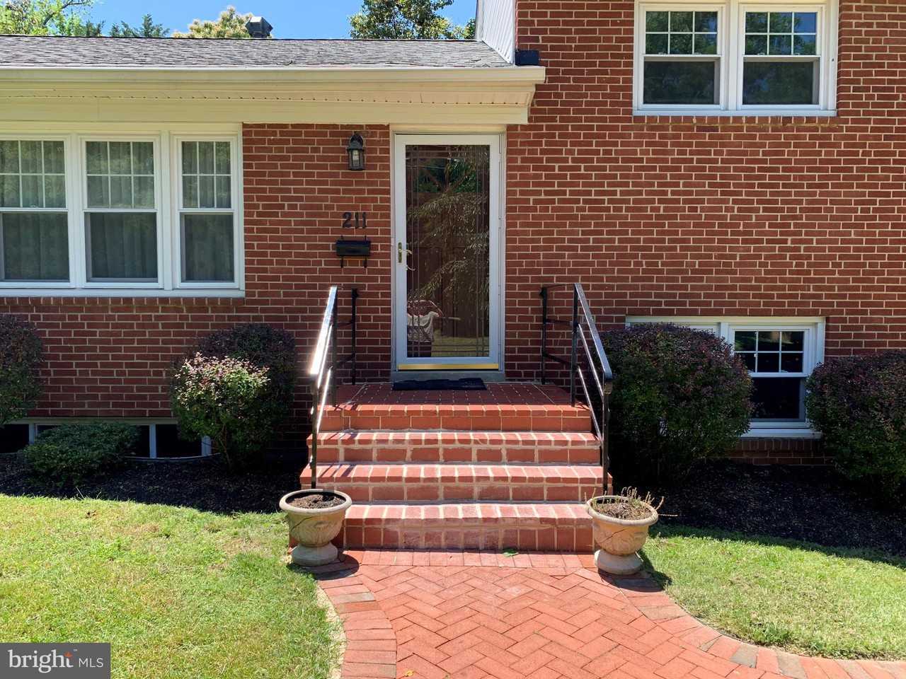 211 W Columbia St - Photo 3 of 44