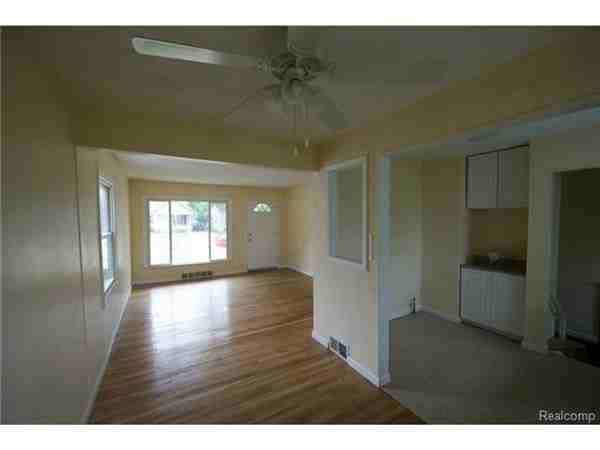 12478 Pearl St - Photo 3 of 7