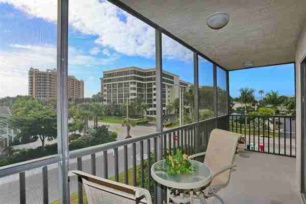 1001 Benjamin Franklin Dr - Photo 3 of 24