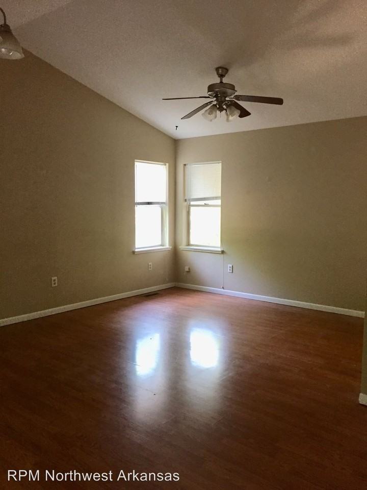 407 W Lawson St - Photo 2 of 10