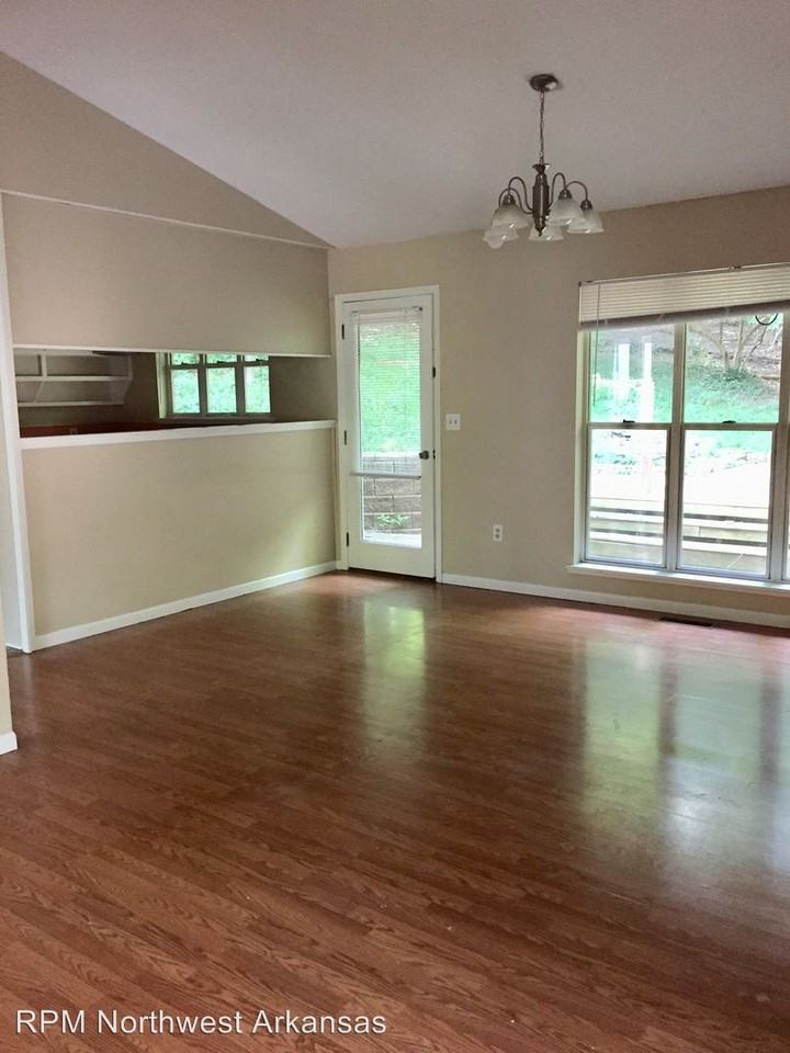 407 W Lawson St - Photo 3 of 10