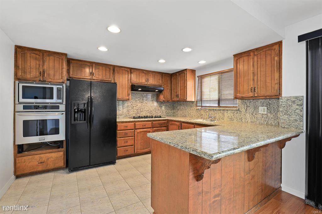 609 N Monterey St #5 - Photo 3 of 10