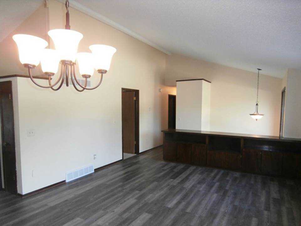 613 Coventry Ln - Photo 2 of 3