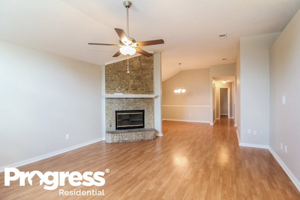 1121 Weaver St - Photo 2 of 16