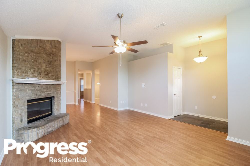 1121 Weaver St - Photo 3 of 16
