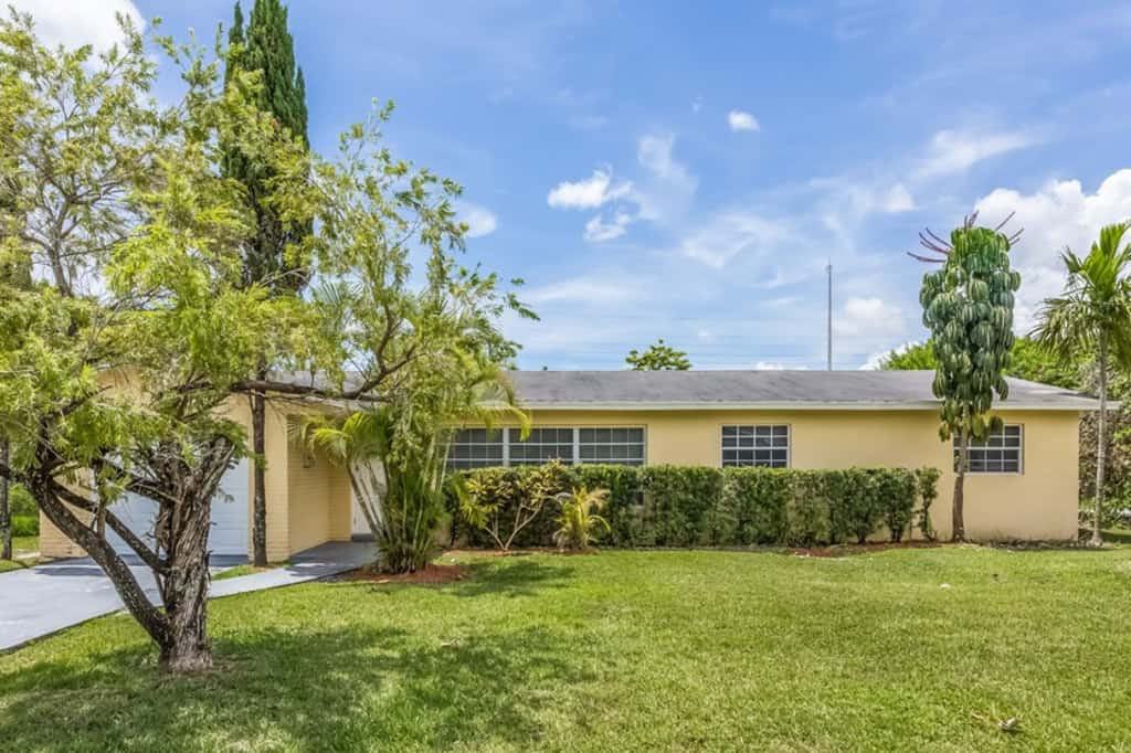 140 Ne 209th Ter - Photo 2 of 20