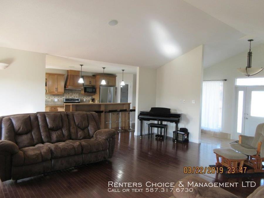 4628 62 Ave - Photo 3 of 7
