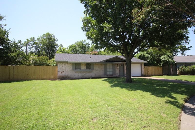 303 Coral Cir - Photo 3 of 22