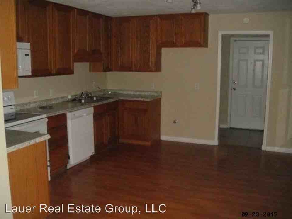 20071 Edgewater Ct - Photo 2 of 4
