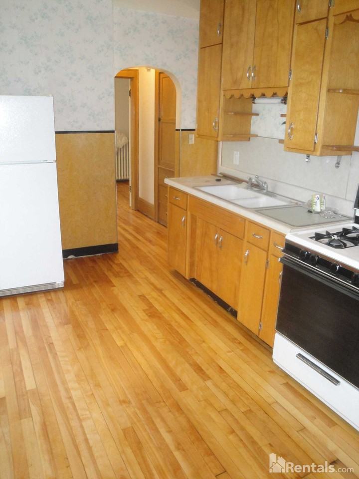 220 8th Ave NE - Photo 2 of 8