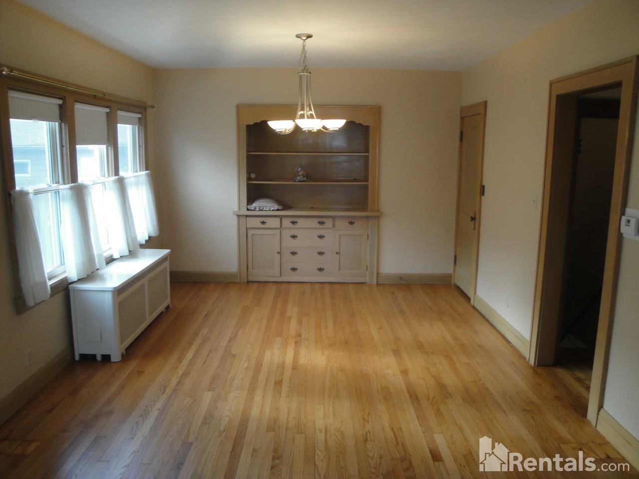 220 8th Ave NE - Photo 3 of 8