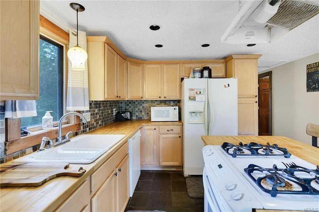 39 Lakeside Drive - Photo 3 of 18