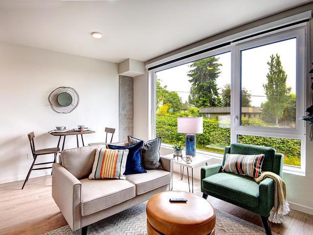 915 E Spruce St - Photo 3 of 18