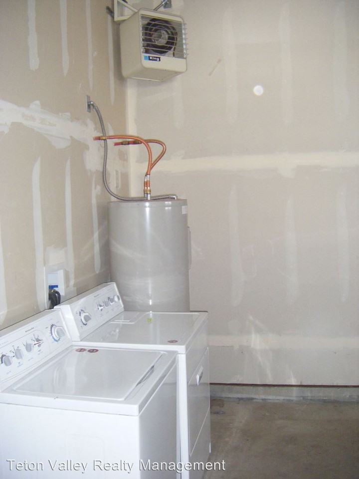 391 Forest View Dr - Photo 3 of 10