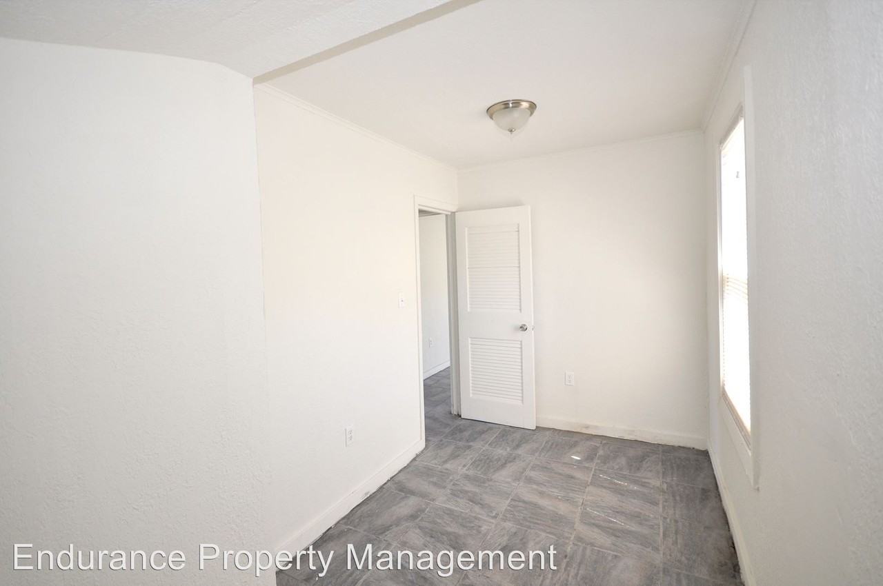 820 21st St - Photo 3 of 10