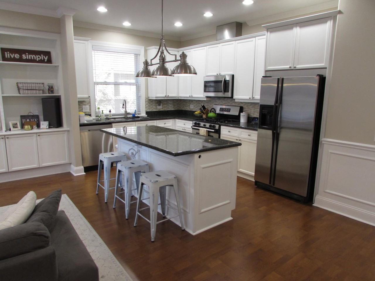 1355 N Mohawk St - Photo 3 of 10