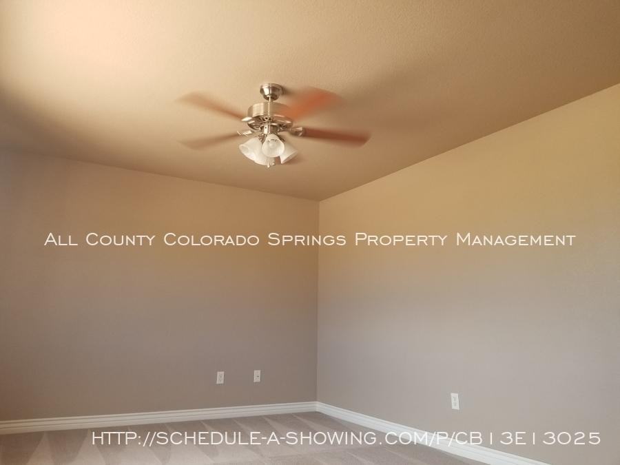 996 S Palomar Dr - Photo 2 of 19