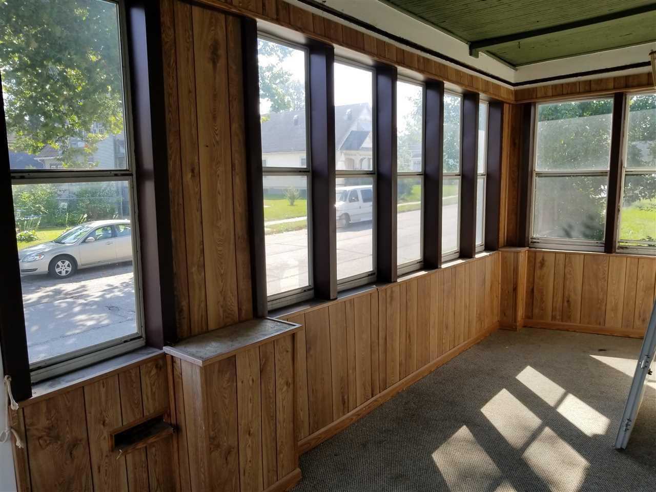 818 15th St - Photo 2 of 19