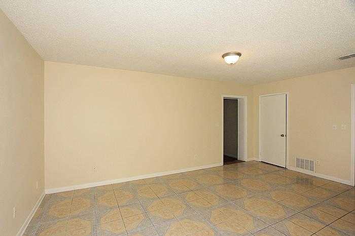 1121 La Marche Dr - Photo 2 of 11