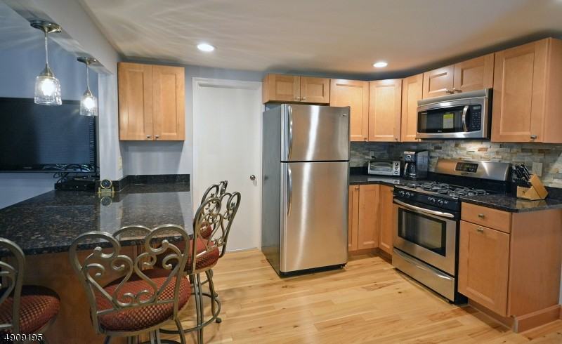 72 Maple St - Photo 3 of 24