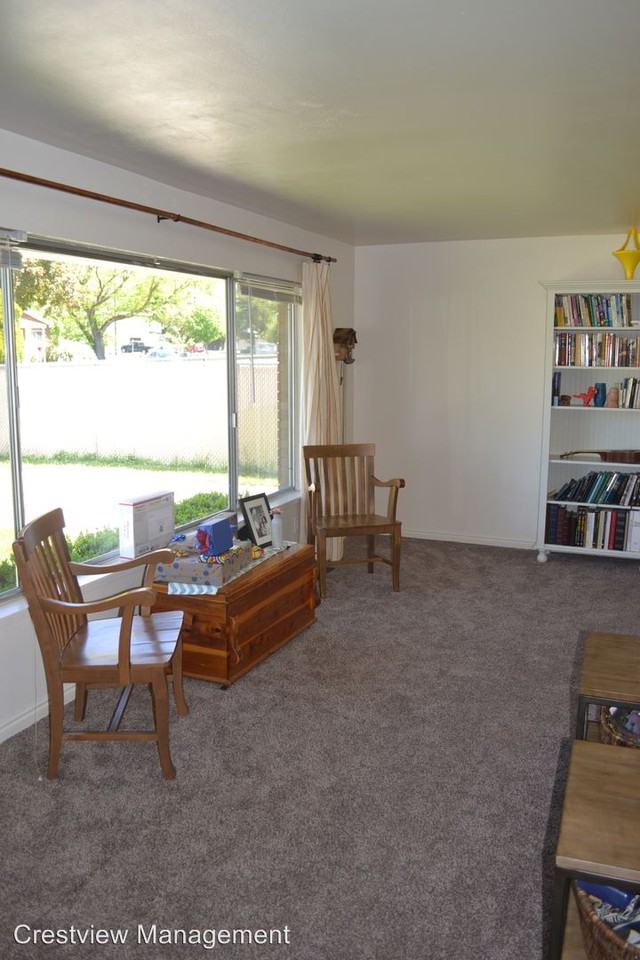 1066 E 500 N - Photo 3 of 19