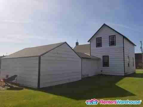 400 1st Ave NE - Photo 2 of 4