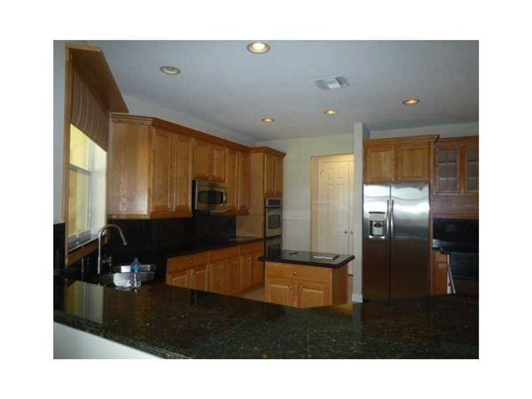 13383 Lakepointe Cir - Photo 2 of 19