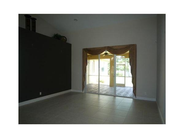 13383 Lakepointe Cir - Photo 3 of 19