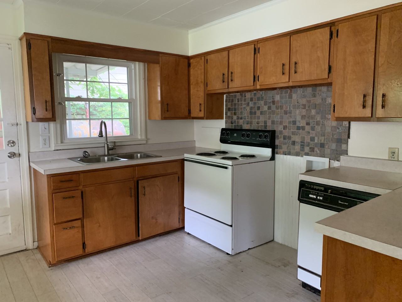 84 Oakwood St - Photo 3 of 10